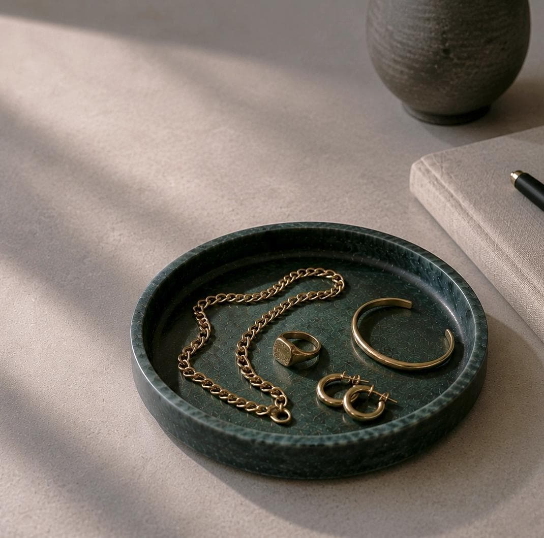 Goldschmuck in einer Keramikschale