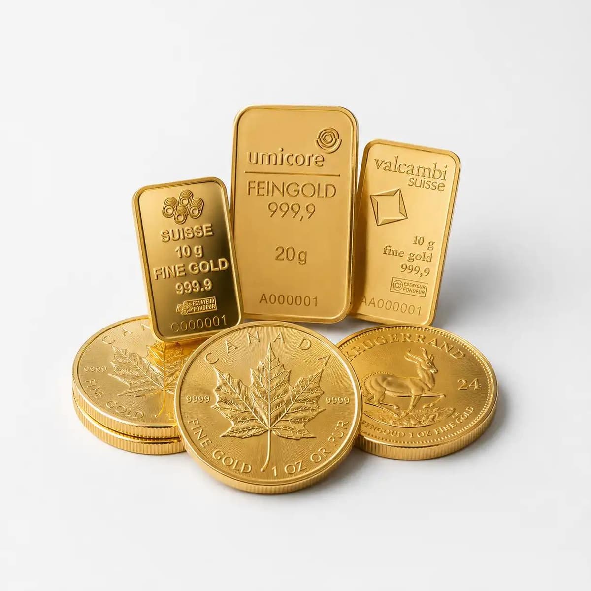 Mehrere Feingoldbarren und Goldmünzen aufgetürmt