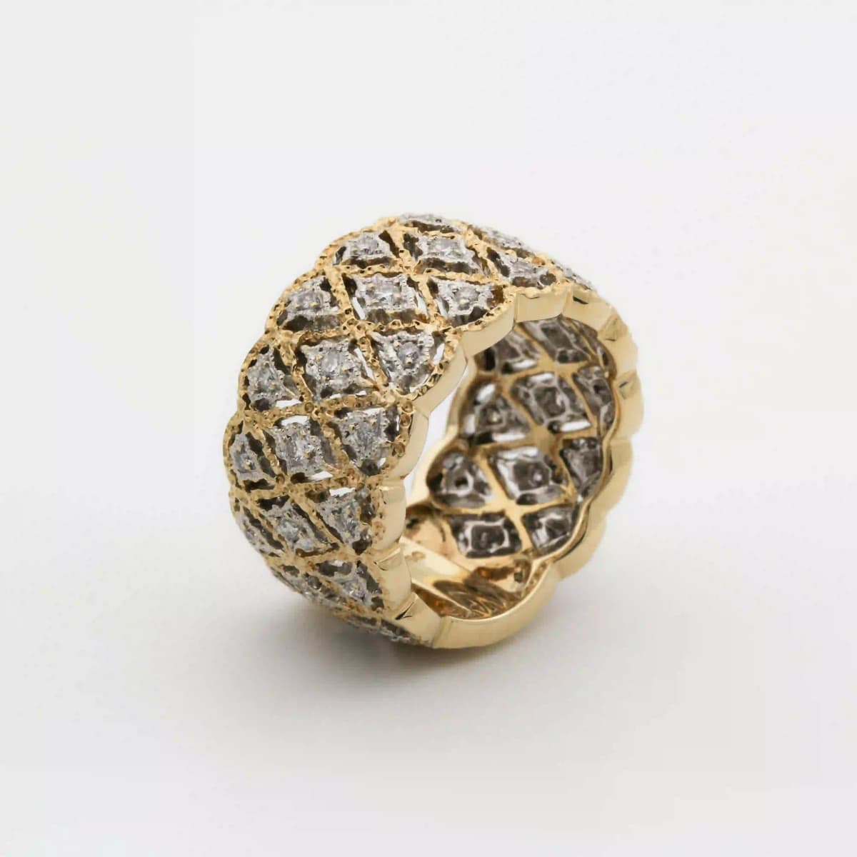 Ein Goldring mit Brillanten auf weißem Hintergrund.
